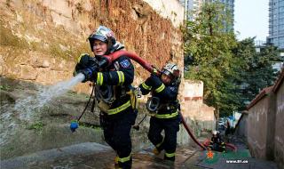 坐飞机偶遇万家灯火 坐飞机偶遇万家灯火